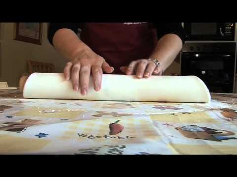 how to attach icing to a sponge cake