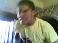 Colega cantando con toda su alma y sentimiento