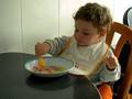comiendo salchichas