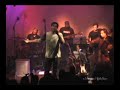 composi��o: jay vaquer

�s vezes me sinto a pe�a faltando em voc�
�s vezes me sinto � be�a, voc� nem merece ter

�s vezes me sinto um castigo,uma praga, sua maldi��o
�s vezes me sinto um abrigo,uma gra�a, sua salva��o

mas se me desmantelo ao acaso
logo me refa�o ao sabor do vento que sopra a favor
8 e 80 por ruas estreitas do pensamento
de todo bom jogador

�s vezes me sinto um �dio sobrando em voc�
�s vezes me sinto um pa�s que voc� nunca vai conhecer

�s vezes me sinto arriado nos quatro pneus
�s vezes me sinto nomeado interino de deus

mas se me desmantelo ao acaso
logo me refa�o ao sabor do vento que sopra a favor
8 e 80 por ruas estreitas do pensamento
de todo bom jogador

e se a gente perder
que seja derrota suada, sofrida, roubada...
de m�o beijada nem a pau!
e se a gente ganhar
que seja vit�ria disputada, merecida, conquistada...
vou pro pau!
apostar na parte bacana do tal do amor
do tal do amor