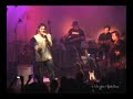 composi��o: jay vaquer

�s vezes me sinto a pe�a faltando em voc�
�s vezes me sinto � be�a, voc� nem merece ter

�s vezes me sinto um castigo,uma praga, sua maldi��o
�s vezes me sinto um abrigo,uma gra�a, sua salva��o

mas se me desmantelo ao acaso
logo me refa�o ao sabor do vento que sopra a favor
8 e 80 por ruas estreitas do pensamento
de todo bom jogador

�s vezes me sinto um �dio sobrando em voc�
�s vezes me sinto um pa�s que voc� nunca vai conhecer

�s vezes me sinto arriado nos quatro pneus
�s vezes me sinto nomeado interino de deus

mas se me desmantelo ao acaso
logo me refa�o ao sabor do vento que sopra a favor
8 e 80 por ruas estreitas do pensamento
de todo bom jogador

e se a gente perder
que seja derrota suada, sofrida, roubada...
de m�o beijada nem a pau!
e se a gente ganhar
que seja vit�ria disputada, merecida, conquistada...
vou pro pau!
apostar na parte bacana do tal do amor
do tal do amor