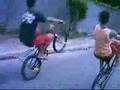 Leandro e Jean empinando com suas cross