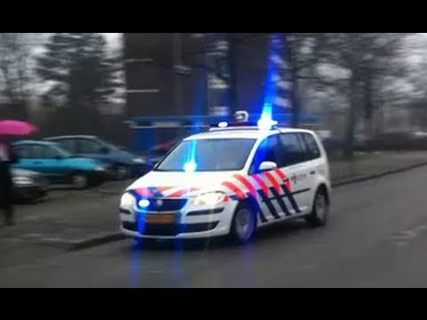 apolicar - Een noodhulpvoertuig arriveert met spoed bij een melding in Alkmaar. A policar arrives at a call in Alkmaar.