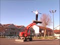 un artiste danse avec une pelleteuse dans toutaz