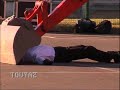 un artiste danse avec une pelleteuse dans toutaz