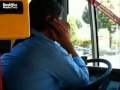 Buschauffeur met twee mobieltjes