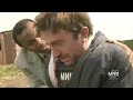 District 9 ist ein US-Amerikanischer Science-Fiction-Film, der am 14. August 2009 erschien. Der deutsche Kinostart war am 10. September 2009. Produziert wurde er von Peter Jackson, die Regie übernahm Neill Blomkamp. Die Handlung spielt in Johannesburg, Südafrika. Als die Handlung des Films einsetzt, haben insektoide Außerirdische bereits seit 28 Jahren Kontakt mit den Menschen aufgenommen und verharren mit ihrem riesigen Raumschiff über Johannesburg in Südafrika. Die Menschen erwarteten sich von diesem Kontakt mit den Außerirdischen entweder einen großen Konflikt oder einen Austausch von Technologie, aber keines der beiden Ereignisse trat ein. Stattdessen verharrte das außerirdische Raumschiff regungslos über Johannesburg. Als die Menschen sich nach drei Monaten des Ausharrens einen Weg in das Raumschiff schneiden, finden sie über eine Millionen Ausserirdische vor, welche gesundheitlich in einem sehr schlechten Zustand sind und später als Arbeiter klassifiziert werden. Ein Kommadant des Schiffes wird nie gefunden. Die Außerirdischen sind Flüchtlinge, denn sie sind die letzten Überlebenden ihres Heimatplaneten. Die Außerirdischen wurden in behelfsmäßigen Flüchtlingslagern im südafrikanischen Distrikt 9 untergebracht, von wo aus sie von der Multi-National United (MNU) Behörde überwacht werden. Die MNU ist eine Privatgesellschaft, der es nicht um das Wohl der Außerirdischen geht, sondern die immensen Profit aus einer Waffenproduktion, basierend auf außerirdischer Technologie <b>...</b>