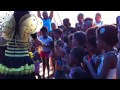 Cristina Mel ora com as crianças no Morro do Adeus, Complexo do Alemão (RJ)
