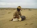 Un chaval tocando el dholak para el disfrute de los que nos habíamos reunido para disfrutar del atardecer en el desierto del Thar, Rajastán.


Agosto 2006