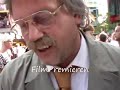 Horst Schlämmer schreibt Autogramme