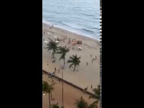 Ludzie na brazylijskiej plaży zostają wciągnięci przez tornado