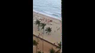 Ludzie na brazylijskiej plaży zostają wciągnięci przez tornado