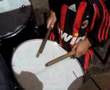 niño tocando bateria , iñigo , en vivo