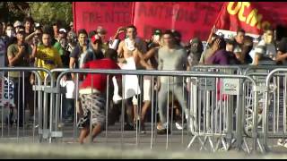 VÍDEO: Arruaceiros infiltrados na manifestação derrubam grades de segurança