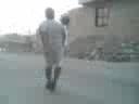 jugando futbol