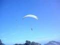 Parapente decolando de uma cadeira.