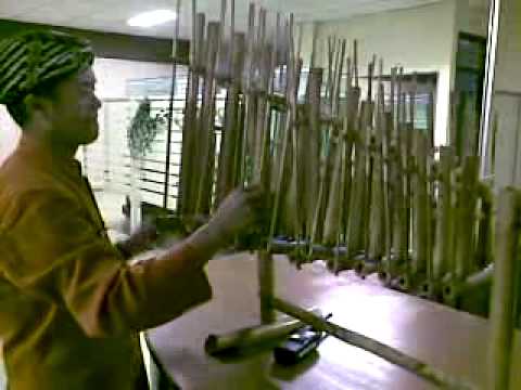 hotel di puncak - Angklung dimainkan oleh saudara kita Mr Aries di Hotel Cianjur - Puncak.
