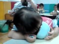 Budak kecik comel tertido ketika makan