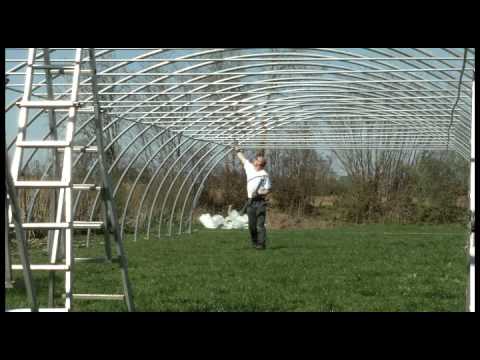 Aufbau eines Folientunnel Gewächshauses Typ 850 von Poppen GmbH