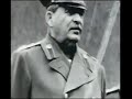 Linker Marsch words: Vladimir MayakovskySinger: Ernst BuschEntrollt euren Marsch, Burschen von Bord! Schluss mit dem Zank und Gezauder. Still da, ihr Redner! Du hast das Wort, rede, Genosse Mauser! Brecht das Gesetz aus Adams Zeiten. Gaul Geschichte, du hinkst... Woll'n den Schinder Zu Schanden reiten. Links! Links! Links! Blaujacken, he! Wann greift ihr an? Fuerchtet ihr Ozeanstuerme?! Wurden im Hafen euch eurem Kahn rostig die Panzertuerme? Lasst den britischen Loewen bruellen -- zahnlosfletschende Sphinx. Keiner zwingt die Kommune zu Willen. Links! Links! Links! Dort hinter finsterschwerem Gebirg liegt das Land der Sonne brach. Quer durch die Not und Elendsbezirk stampft euren Schritt millionenfach! Droht die gemietete Bande mit staehlerner Brandung rings,-- Russland trotzt der Entente Links! Links! Links! Seeadleraug' sollte verfehlen?! Altest sollte uns blenden? Kraeftig der Welt ran an die Kehle, mit proletarischen Haenden! Wie ihr kuehn ins Gefecht saust! Himmel, sei flaggenbeschwingt! He, wer schreitet dort rechts raus? Links! Links! Links!Владимир Маяковский Левый марш Разворачивайтесь в марше! Словесной не место кляузе. Тише, ораторы! Ваше слово, товарищ маузер. Довольно жить законом, данным Адамом и Евой. Клячу историю загоним. Левой! Левой! Левой! Эй, синеблузые! Рейте! За океаны! Или у броненосцев на рейде ступлены острые кили?! Пусть, оскалясь короной, вздымает британский лев вой. Коммуне не быть покоренной. Левой! Левой! Левой! Там за горами го́ря солнечный край непочатый. За голод, за мора море шаг миллионный печатай! Пусть бандой окружат на́нятой, стальной изливаются ле́евой, — России не быть под Антантой. Левой! Левой! Левой! Глаз ли померкнет орлий? В старое ль станем пялиться? Крепи у мира на горле пролетариата пальцы! Грудью вперед бравой! Флагами небо оклеивай! Кто там шагает правой? Левой! Левой! Левой!