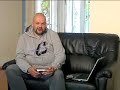 Oi, kā mēs priecājāmies tais laikos, kad mūsu mājās parādījās pirmais televizors ar tālvadības pulti. Tik sasodīti ērti zvilnēt dīvānā ar šo pavēlnieka rīku rokā. Tad blakus televizoram parādījās videomagnetafons - un goda vietā blakus TV pultij iegūla vēlviens tālvadības rīks. Pēcāk iegādājāmies arī mūzikas centru, tad DVD atskaņotāju, sagribējās arī mājas kino ar audio pastiprinātāju. Un tā šīs pultis gūlās blakus viens otram, patiesībā ne pārāk mūs iepriecinot. Tad nu lūk - ZParks TV skaidro, kā uzvarēt cīņā ar šo tālvadības rīku jucekli!
