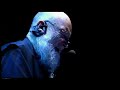 terry riley c'est le merlin l'enchanteur de la musique minimale et r�p�titive. ce pr�curseur du new age et de l'ambiant ensorcelle les plus grands musiciens depuis le milieu des ann�es 60. le velvet underground int�gre ses boucles musicales dans ces chansons. le compositeur et arrangeur brian eno s'inspire du son de ses claviers atmosph�riques. soft machine lui consacre un album, kraftwerk et le mouvement space rock allemand lui empruntent sa radicalit�. enfin, les who lui d�dient l'un de leur titre 