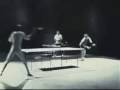 Bruce Lee jogando tenis de mesa
