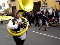 La banda de la Asociación de Ex Alumnos Sanjunistas en las fiestas patronales sanjuanistras 2007. Acá está terminando su participación en la Plaza de Armas y se dirije al local histórico del Colegio en la calle Independencia.