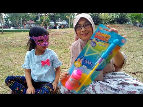 Main Gelembung Sabun Jumbo Bubble dari Emco | Gelembung Sabunnya Gede Banget