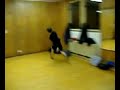 Fertiger Typ springt gegen Wand