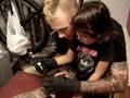 videos de Alma tatuando a papa
