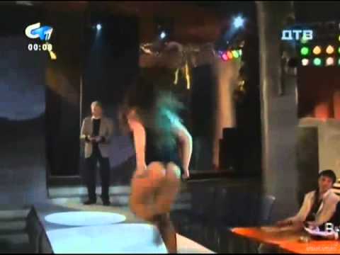 sexy φάρσα - μοντέλα τους φεύγει η φούστα