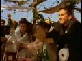 Hegedűs a háztetőn (Fiddler on the Roof)Az Arany Zsiráf díjas Füstifecskék második albuma, időtlen klasszikusok feldolgozásaival, sok humorral és vidámsággal.A történet ideje a múlt század eleje, színhelye a cári Oroszország, pontosabban egy kis ukrajnai falu, Anatevka. Itt él Tevje a szegény tejesember feleségével Goldéval és öt hajadon leányával.A falu zsidó közössége és vallásának ősi hagyományai mindennél fontosabbak Tevje számára. Csakhogy az addig ismerős világ napról-napra változik körülötte. Hiába az élesnyelvű és éleseszű Golde igyekezete, az eladósorba került lányok a szivükre hallgatnak és nem a helybéli házasságközvetítő tanácsaira - ahogy pedig ez addig szokásban volt. Így aztán egyik sem olyan kérőt választ, aki Tevjének is tetszene. Az egyik fiú koldusszegény, aki szíve szerint kivándorolna, a másik meg keresztény. Mi lesz így az ősi hagyományokkal? S a hajdan békés zsidó közösség életét is egyre többször fenyegetik a pogromok. Tevjének be kell látnia, hiába hitte, hogy napi imái és szeretetreméltóan bumfordi bölcselkedései révén talán tud egy kis 