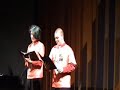 Přeložil JAN HÁNACelovečerní koncert, křest CD6.6.2008Ten zvuk polky sem doputoval od mých sousedůA chytil mé nohy do pasti!Evina matka vždy hlídala svou dceru aleEvě se podařilo ji oklamat, znáte to.Protože kdo poslouchá matku říkající ‚ne'Když jsme všichni zaneprázdnění tančením sem a tam!Eva se smála, podfuk byl skutečnýTak jako lidé v davu kolem, co jí přáli štěstí.Každý byl žhavý, ale nezdá se, že to otravujeToho pohledného mladého muže, toho šviháckého samce.Protože kdo by myslel na kapku potuKdyž jsme všichni zaneprázdnění tančením sem a tam!Evina matka se sama uzamklaV jejím vlastním tichém pokoji, aby si zabroukala kostelní píseň.Opustila svůj dům, aby si užila trošku srandyV domě sousedů, kde světla jsou matná.Protože kdo se stará o to, co říkají staříčciKdyž jsme všichni zaneprázdnění tančením sem a tam!Když přestala hudba, začala pravá legraceA to když si ten hošík začal zahrávat.Když ji vzal domů, když bylo po tančeníJejí rozzlobená matka na ni čekala a přistihla.Ale řekl jsem jí, Evo, teď neplačA budeme opět brzy tančit sem a tam!Řekl jsem její matce, ať přestane s tím rámusemNebo nebudu zodpovědný za to, co dělám.Pokud půjdete tiše a zůstanete ve vašem pokojiNeraní vás to, když si budu namlouvat vaši dceru.Protože tenhle fajn hošík je divoký druh chlapůKdyž je zaneprázdněn tančením sem a tam!Jedna věc, kterou vám řeknu, je že mě nepolapíte,Ne, nenajdete mě a nebudu snadný úlovek.Cestujte na východ a cestujte na západ, aleEva a já se budeme brát.Protože tenhle fajn hošík není skromný druhKdyž je zaneprázdněn tančením sem a tam!