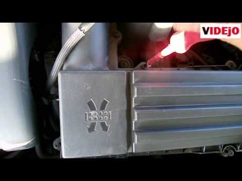 How to replace  Air filter on VW Golf 5 (1.9 TDI) – in two minutes