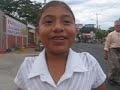 Salvadoreños saludan a compatriotas en el extranjero, durante el 51o. Carnaval de San Miguel III