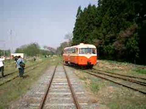 七戸駅構内を走るレールバス