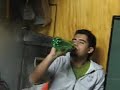 mono tomando roncola!!!