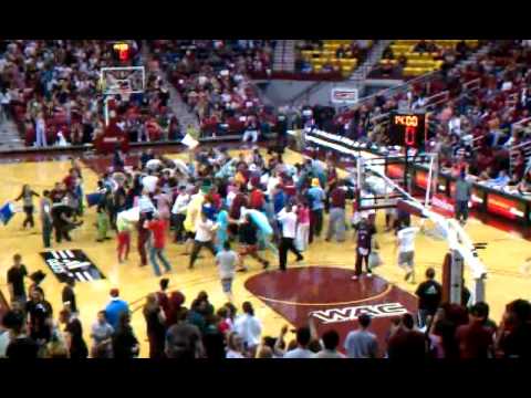 Estudiantes vestidos con pijamas se agarraron a almohadazos en un partido de básquet