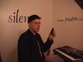 die mundst�ck�bungen f�r saxophone und klarinette sind eine der besten methoden, um den ton kontinuierlich zu verbessern. ausserdem k�nnen damit der ansatz, die atmung und die artikulation optimal trainiert werden. t�gliche kurze �bungen -- etwa f�nf minuten gen�gen -- sind der schl�ssel zu einer h�heren sound- und intonationsebene auf dem instrument. mit den mundst�ck�bungen werden genau jene muskeln trainiert, die beim spielen eines saxophons oder einer klarinette von bedeutung sind: f�r den sound, f�r die intonation, f�r spezialeffekte, wie vibrato oder bending, f�r high tones (high notes, top tones, altissimo, flageolettes). geeignet f�r anf�nger und erfahrene spieler. f�r klassische musik, blues, soul, funk, rock oder folks

wie ist das zu verstehen? klangerzeugung, sound, klangf�lle und vor allem die pers�nliche ausdruckskraft werden ganz individuell im mund- und halsbereich gesteuert. dabei spielen lippen, zunge, gaumen, kehlkopf, stimmb�nder und atmung eine sehr wichtige rolle. das zusammenspiel all dieser punkte ist komplex, und es l�sst sich kaum erkl�ren, wie damit bestimmte t�ne und ganz melodien erzeugt werden. man nimmt die abl�ufe nicht bewusst wahr, aber man kann sie sp�ren und f�hlen. ganz entscheidend ist, dass man die auswirkungen h�ren und sich die entsprechenden �einstellungen� merken kann!

diese erkenntnisse veranlassten joe allard, den altmeister des saxophons, eine neue trainingsmethode und passende �bungen, darunter die mundst�ck�bungen, zu entwickeln. mit diesen �bungen registrierte allard bei seinen sch�lern verbl�ffende resultate bei relativ geringem zeitaufwand. und zu seinen sch�lern geh�rten saxophonisten wie david liebman, michael brecker, stan getz, bob berg oder glenn millers ganzer saxophon-satz.

das sind die ausschnitte aus dem jazzlab-video 