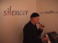 die mundst�ck�bungen f�r saxophone und klarinette sind eine der besten methoden, um den ton kontinuierlich zu verbessern. ausserdem k�nnen damit der ansatz, die atmung und die artikulation optimal trainiert werden. t�gliche kurze �bungen -- etwa f�nf minuten gen�gen -- sind der schl�ssel zu einer h�heren sound- und intonationsebene auf dem instrument. mit den mundst�ck�bungen werden genau jene muskeln trainiert, die beim spielen eines saxophons oder einer klarinette von bedeutung sind: f�r den sound, f�r die intonation, f�r spezialeffekte, wie vibrato oder bending, f�r high tones (high notes, top tones, altissimo, flageolettes). geeignet f�r anf�nger und erfahrene spieler. f�r klassische musik, blues, soul, funk, rock oder folks

wie ist das zu verstehen? klangerzeugung, sound, klangf�lle und vor allem die pers�nliche ausdruckskraft werden ganz individuell im mund- und halsbereich gesteuert. dabei spielen lippen, zunge, gaumen, kehlkopf, stimmb�nder und atmung eine sehr wichtige rolle. das zusammenspiel all dieser punkte ist komplex, und es l�sst sich kaum erkl�ren, wie damit bestimmte t�ne und ganz melodien erzeugt werden. man nimmt die abl�ufe nicht bewusst wahr, aber man kann sie sp�ren und f�hlen. ganz entscheidend ist, dass man die auswirkungen h�ren und sich die entsprechenden �einstellungen� merken kann!

diese erkenntnisse veranlassten joe allard, den altmeister des saxophons, eine neue trainingsmethode und passende �bungen, darunter die mundst�ck�bungen, zu entwickeln. mit diesen �bungen registrierte allard bei seinen sch�lern verbl�ffende resultate bei relativ geringem zeitaufwand. und zu seinen sch�lern geh�rten saxophonisten wie david liebman, michael brecker, stan getz, bob berg oder glenn millers ganzer saxophon-satz.

das sind die ausschnitte aus dem jazzlab-video 