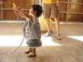 CARMINA INTENTANDO BRINCAR LA CUERDA CON KAREN
