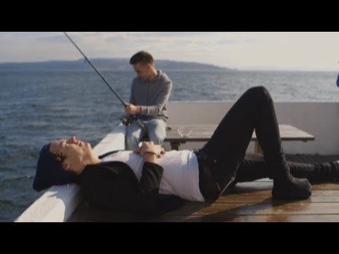 One Direction This Is Us unseen footage: Harry Styles gets nervous chatting up girls One Direction This Is Us unseen footage: Harry Styles gets nervous chatting up girls