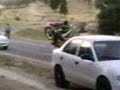 arab probeert een stunt met zijn motor