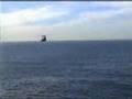 空母への着陸に失敗して海に転落するヘリコプター