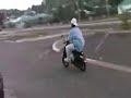 Régis fait le beau goss en scooter