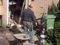 schutting opgebouwd en tegels gelegd