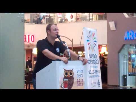 Kfir lecturing at Dizengoff Center Mall in TLV, as part of 