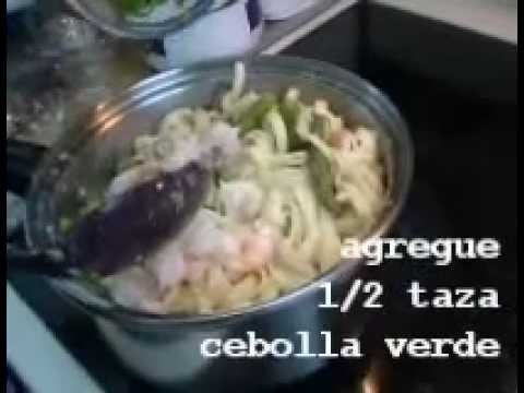 ChefRemyM - Muy cremoso, con mucho ajo, camarones, espárragos, champiñones, queso parmesano, y fettuccine Chef Remy hace este vídeo fácil de seguir. Él explica cómo de m...