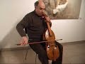 Tocando el Violoncelo